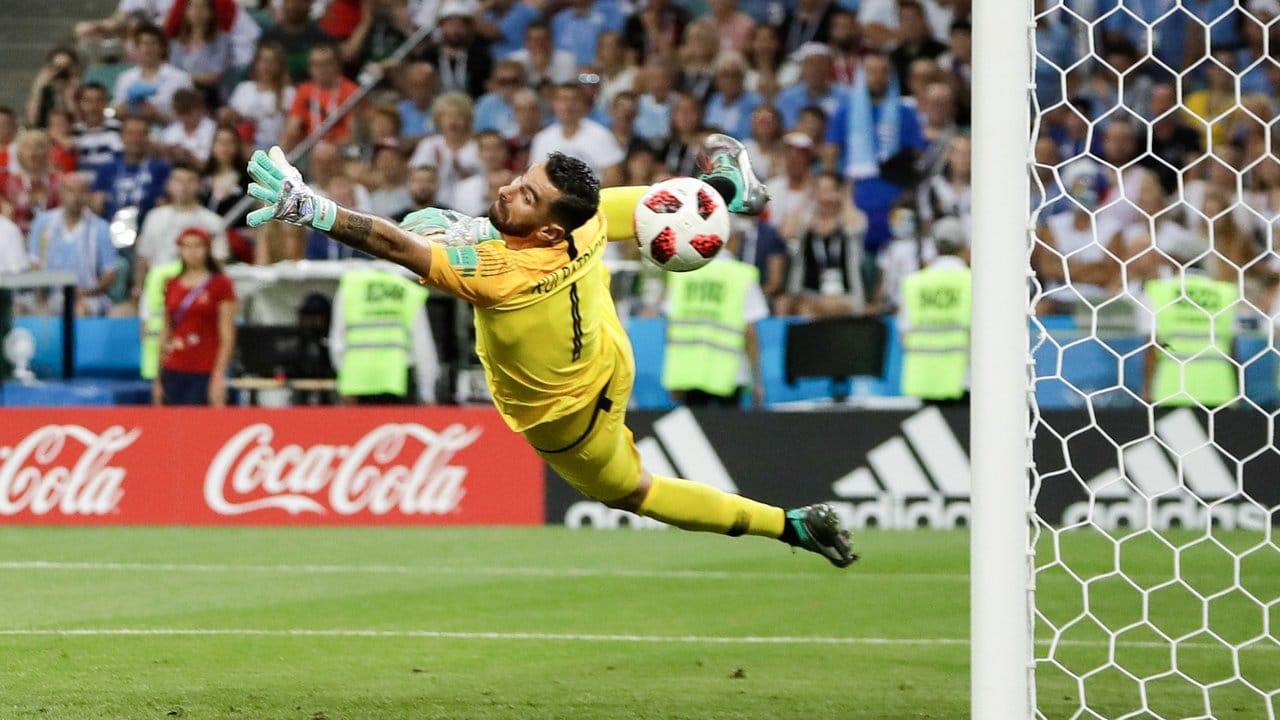 Portugals Torwart Rui Patricio kann den Treffer zur erneuten Führung Uruguays nicht verhindern.