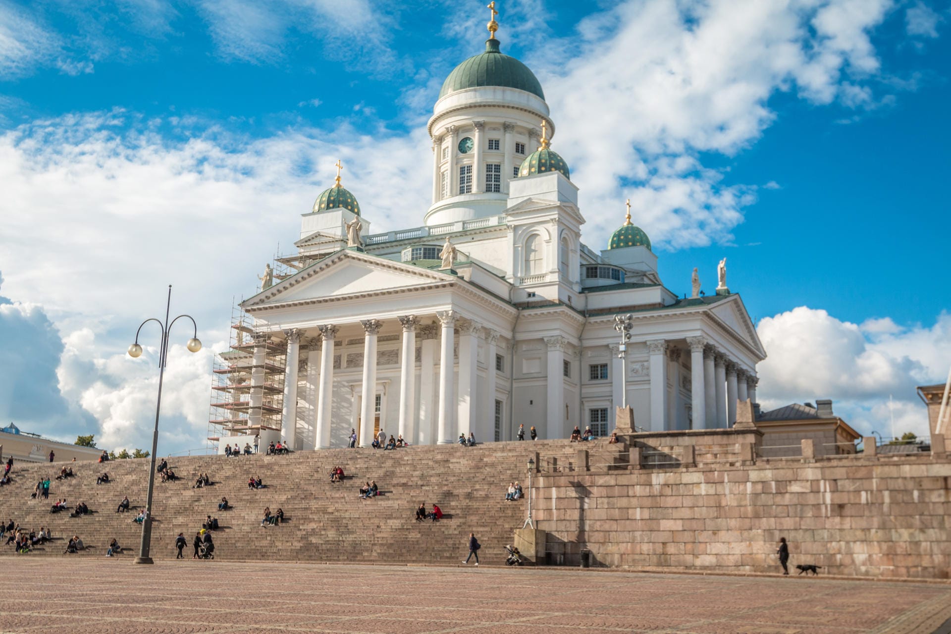 Platz 10: Helsinki. Auf den Treppen vor dem Weißen Dom sitzen meist viele Menschen.