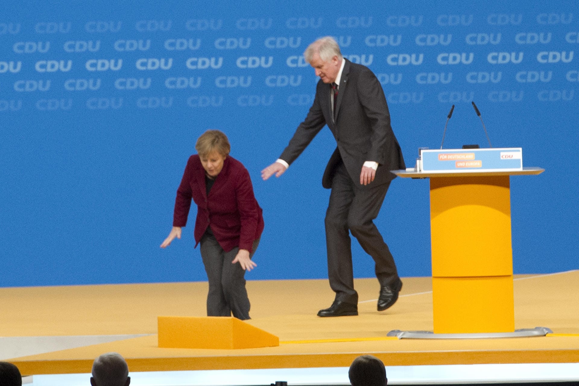 Auf dem CDU-Parteitag im Dezember 2015 in Karlsruhe stolpert Angela Merkel. Horst Seehofer will ihr helfen.