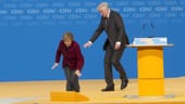 Auf dem CDU-Parteitag im Dezember 2015 in Karlsruhe stolpert Angela Merkel. Horst Seehofer will ihr helfen.