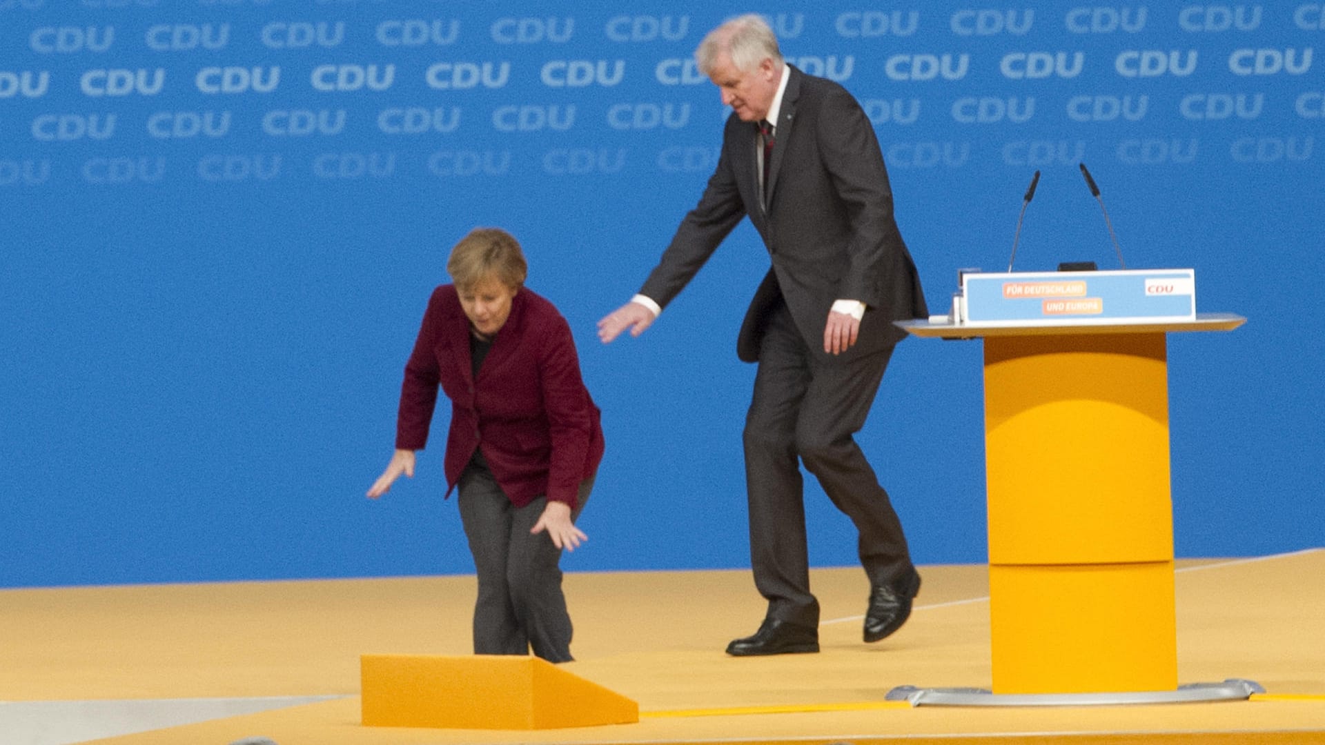 Auf dem CDU-Parteitag im Dezember 2015 in Karlsruhe stolpert Angela Merkel. Horst Seehofer will ihr helfen.