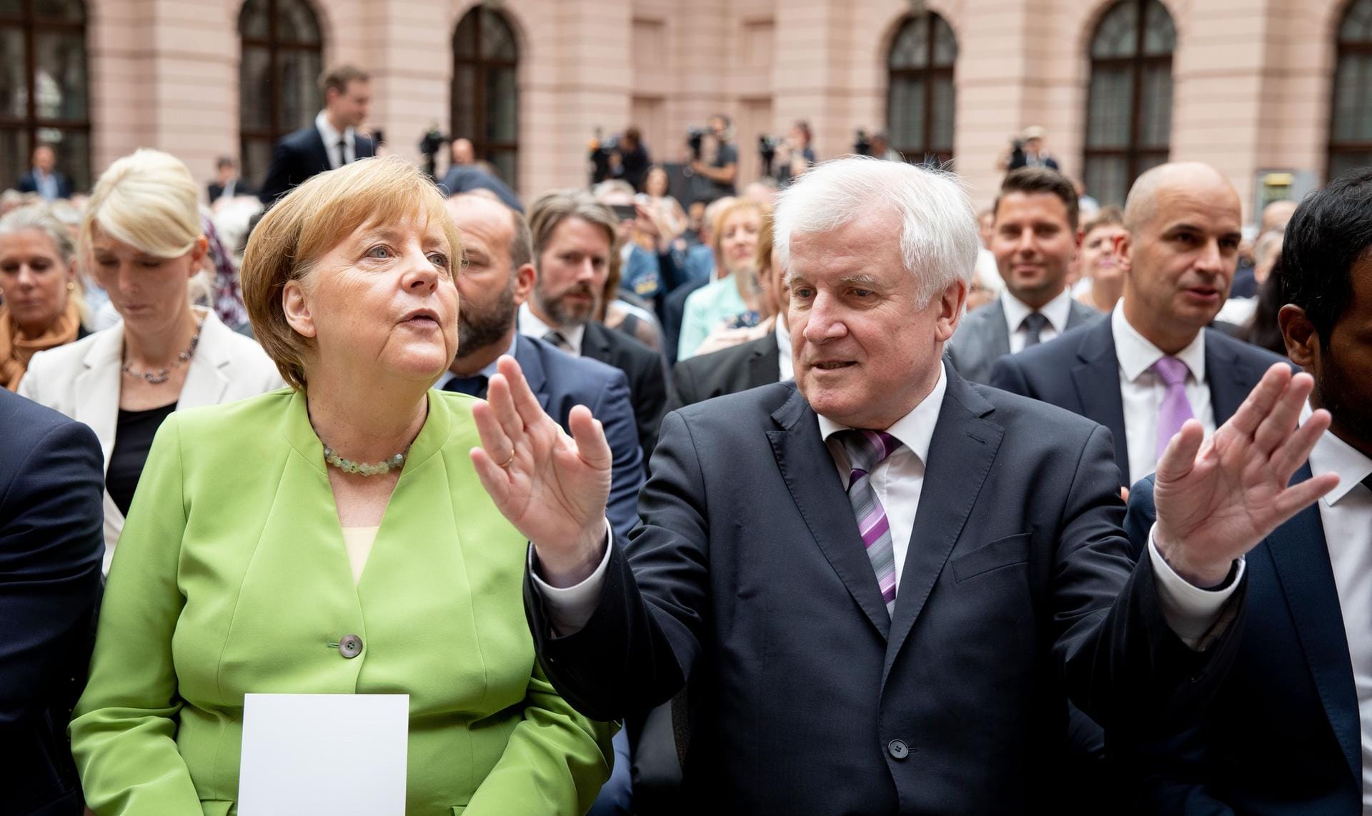 Bei der diesjährigen Veranstaltung zum Gedenktag für die Opfer von Flucht und Vertreibung: Seehofer diskutiert gestenreich mit Merkel.
