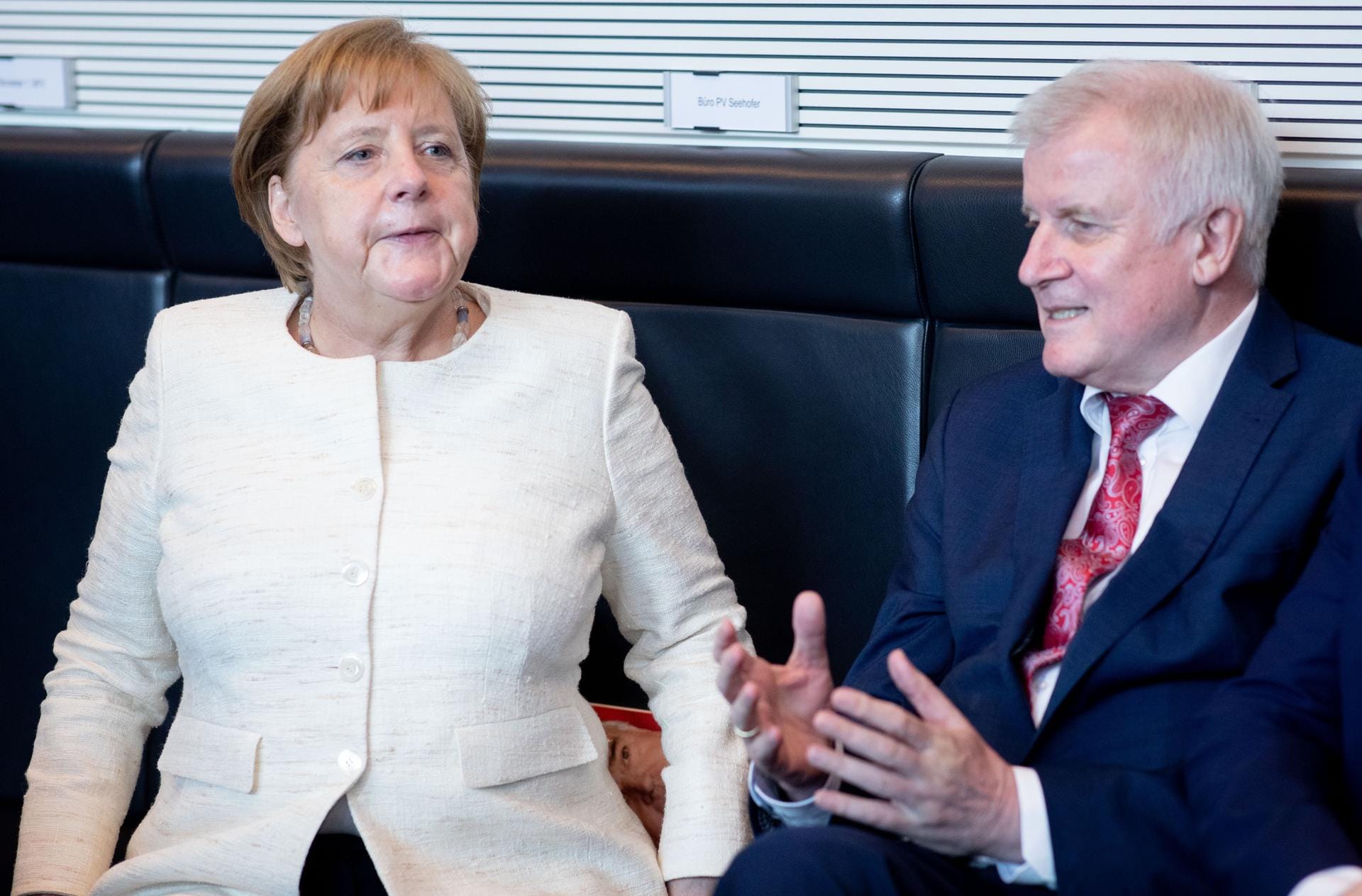Merkel und Seehofer unterhalten sich im Juni zu Beginn einer CDU/CSU-Fraktionssitzung im Bundestag.