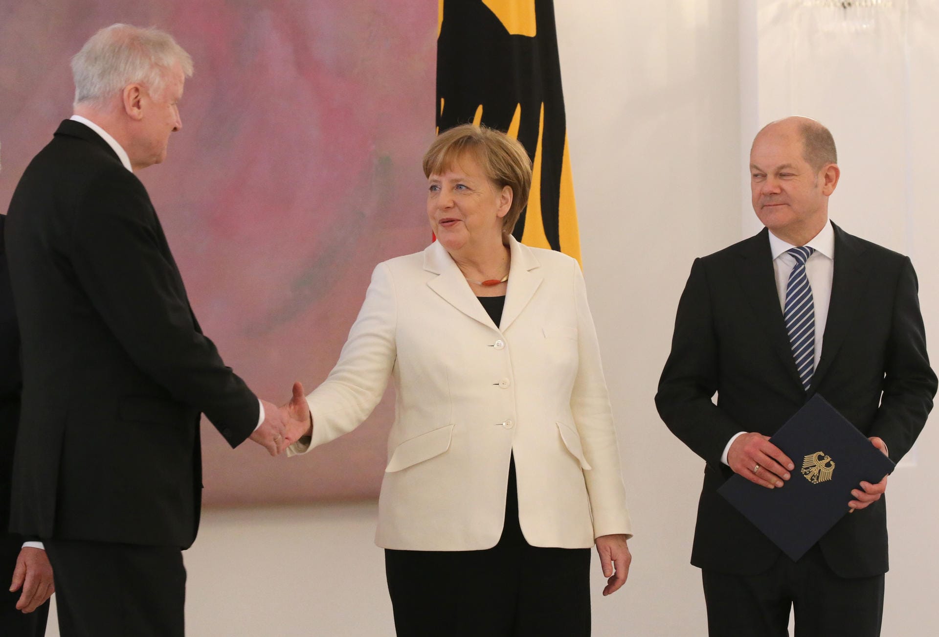 DDa kam er auf seinen Posten: Angela Merkel gratuliert Horst Seehofer zu seiner Ernennung zum Bundesminister für Inneres, Heimat und Bau.