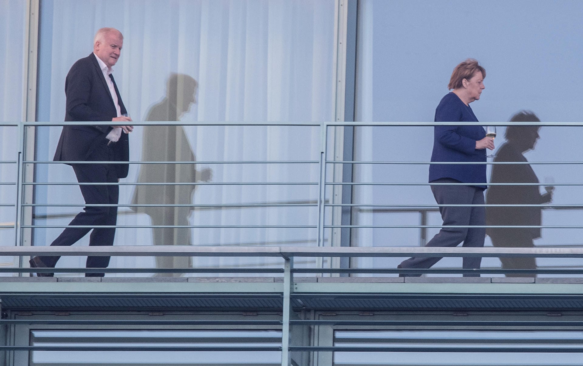 Merkel und Seehofer treffen sich am Samstagabend zu zweit im Kanzleramt, um ihren Asylstreit zu entschärfen.