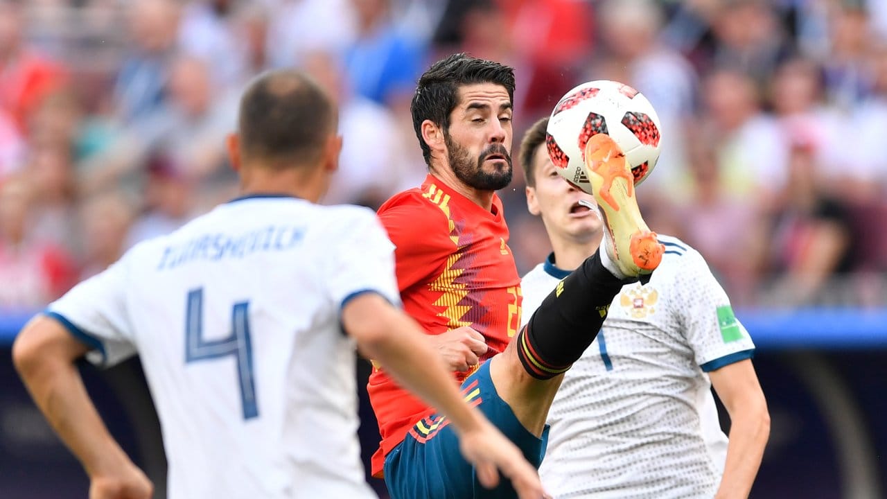Der Spanier Isco (M) musste sich gleich gegen zwei Russen durchsetzen. Der Spanier Isco (M) musste sich gleich gegen zwei Russen durchsetzen.