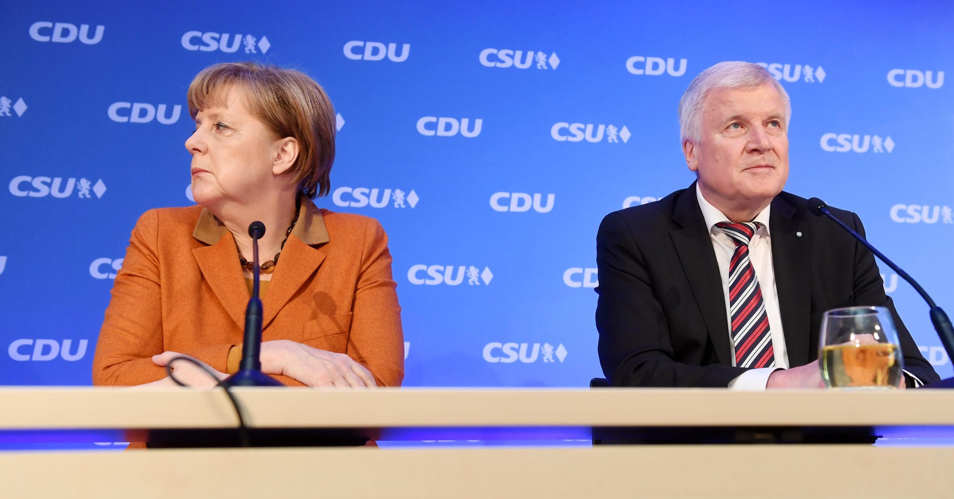 Zwei verschiedene Richtungen: Merkel und Seehofer nach dem Spitzentreffen von CDU und CSU im Februar 2017 bei einer Pressekonferenz.