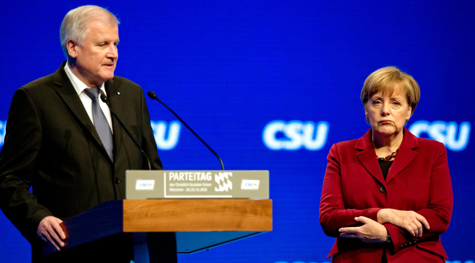 Auf offener Bühne knöpft sich Horst Seehofer Angela Merkel auf dem CSU-Parteitag 2015 zur Flüchtlingskrise vor. Er lässt die Kanzlerin dastehen wie ein Schulmädchen.
