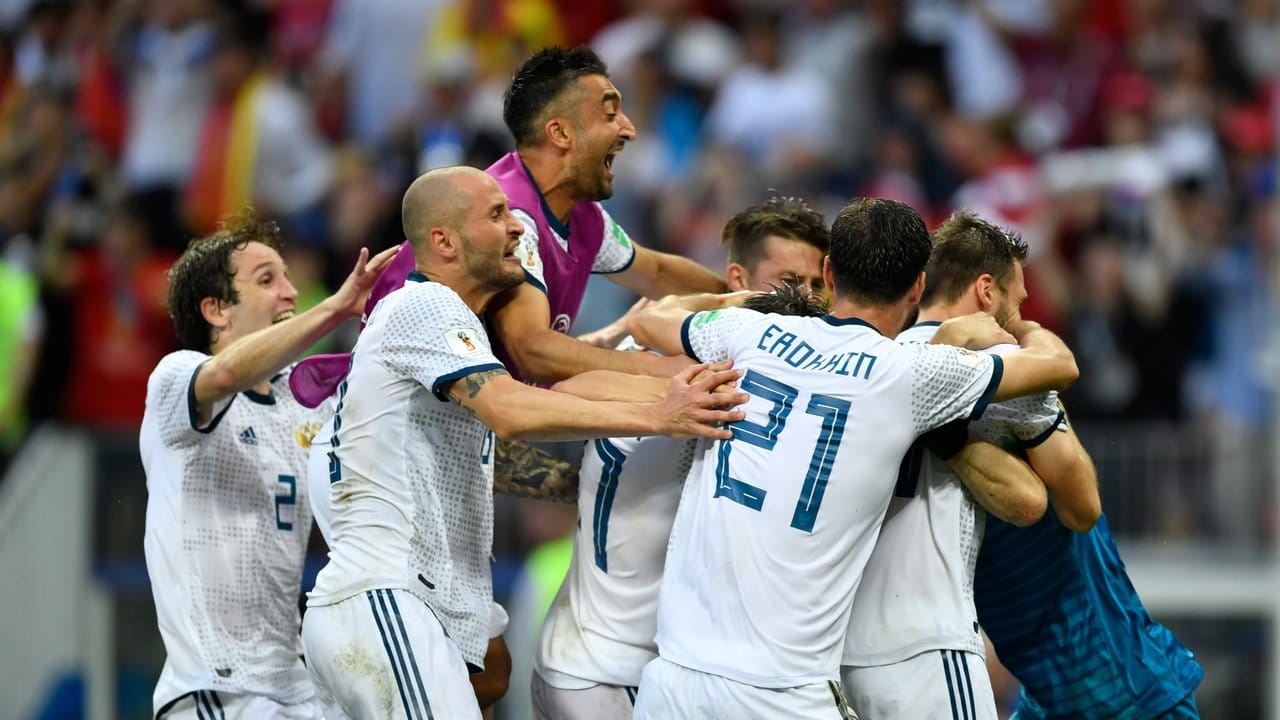 Russlands Spieler jubeln, sie haben sich im Elfmeterschießen gegen Spanien durchgesetzt. Russlands Spieler jubeln, sie haben sich im Elfmeterschießen gegen Spanien durchgesetzt.