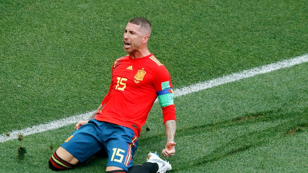 Spaniens Sergio Ramos feiert sich als Torschützen des ersten Treffers gegen Russland, der ein Eigentor war. Spaniens Sergio Ramos feiert sich als Torschützen des ersten Treffers gegen Russland, der ein Eigentor war.