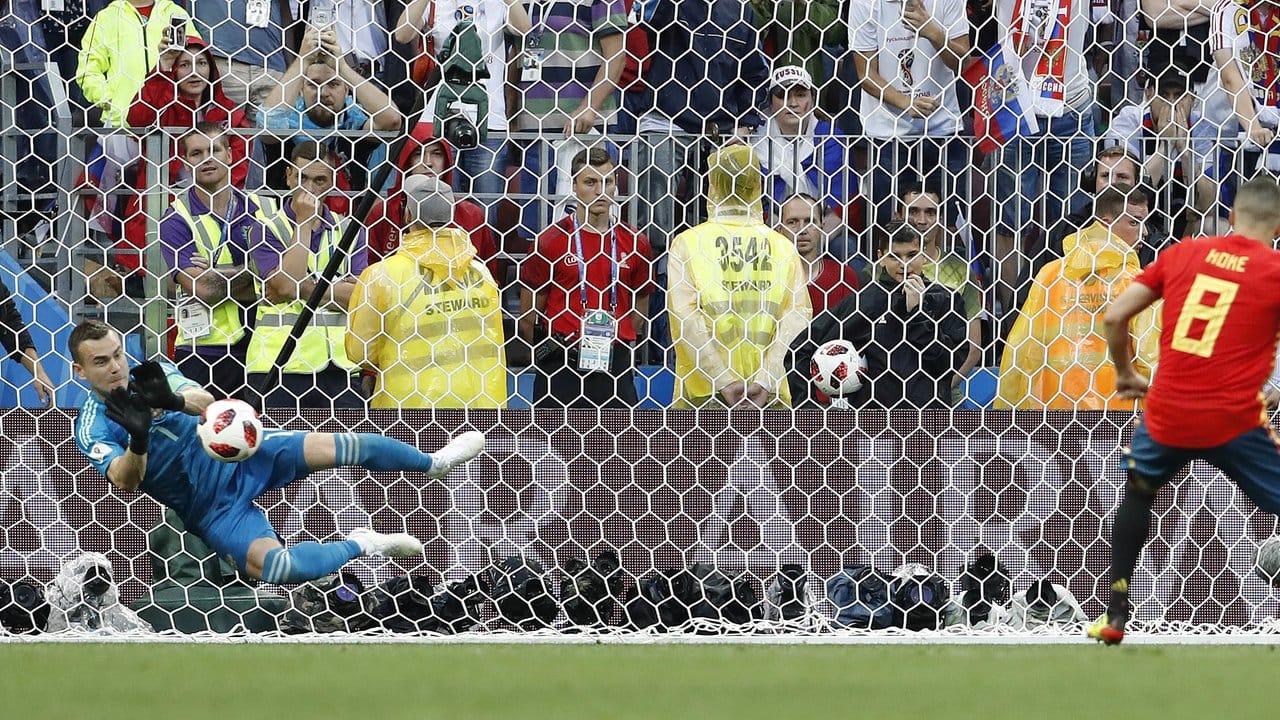 Russlands Torwart Igor Akinfejew springt in die richtige Ecke und hält den Elfer vom Spanier Koke. Russlands Torwart Igor Akinfejew springt in die richtige Ecke und hält den Elfer vom Spanier Koke.