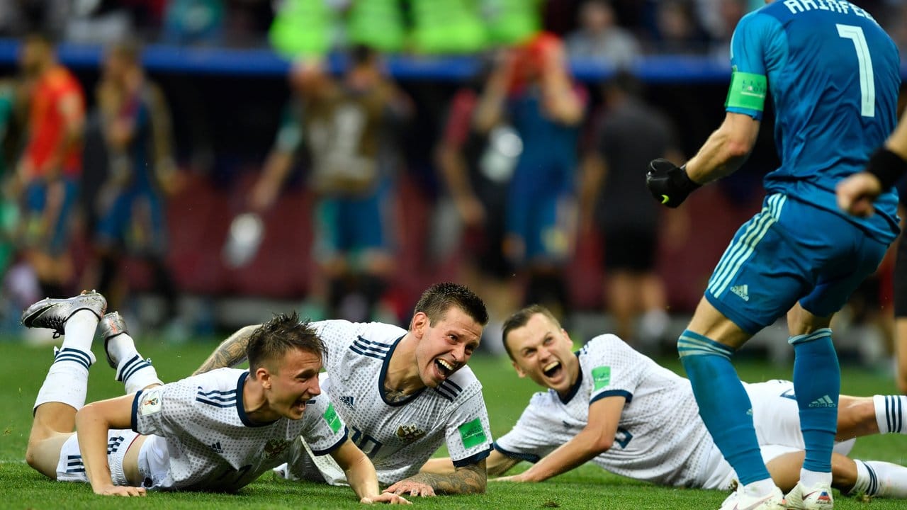 Nach dem zweiten gehaltenen Elfmeter feiert Russlands Team seinen Helden Torwart Igor Akinfejew (r). Nach dem zweiten gehaltenen Elfmeter feiert Russlands Team seinen Helden Torwart Igor Akinfejew (r).