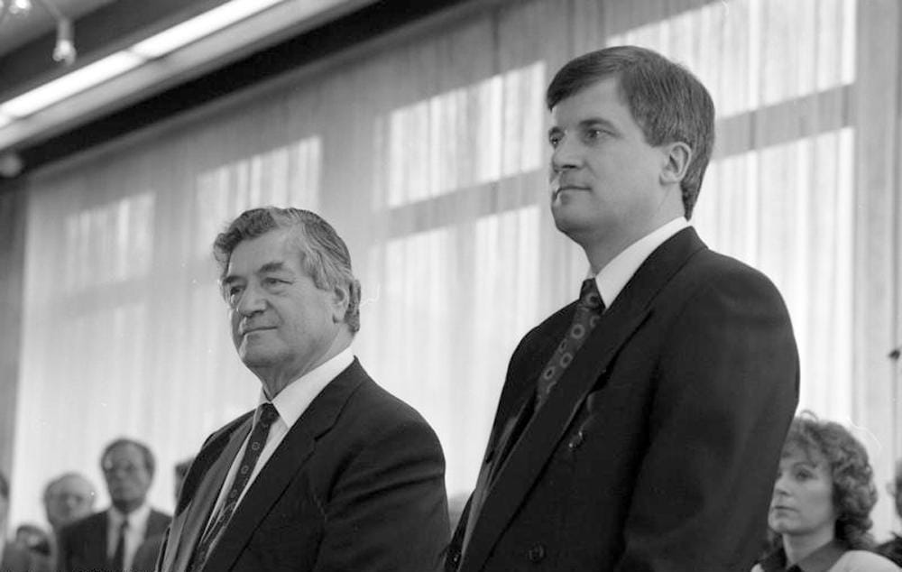 21. April 1989: Horst Seehofer, seit 1980 im Bundestag, wird im Zuge einer Kabinettsumbildung Parlamentarischer Staatssekretär im Arbeits- und Soziaministerium, hier im Bild mit seinem Vorgänger Stefan Höpfinger.