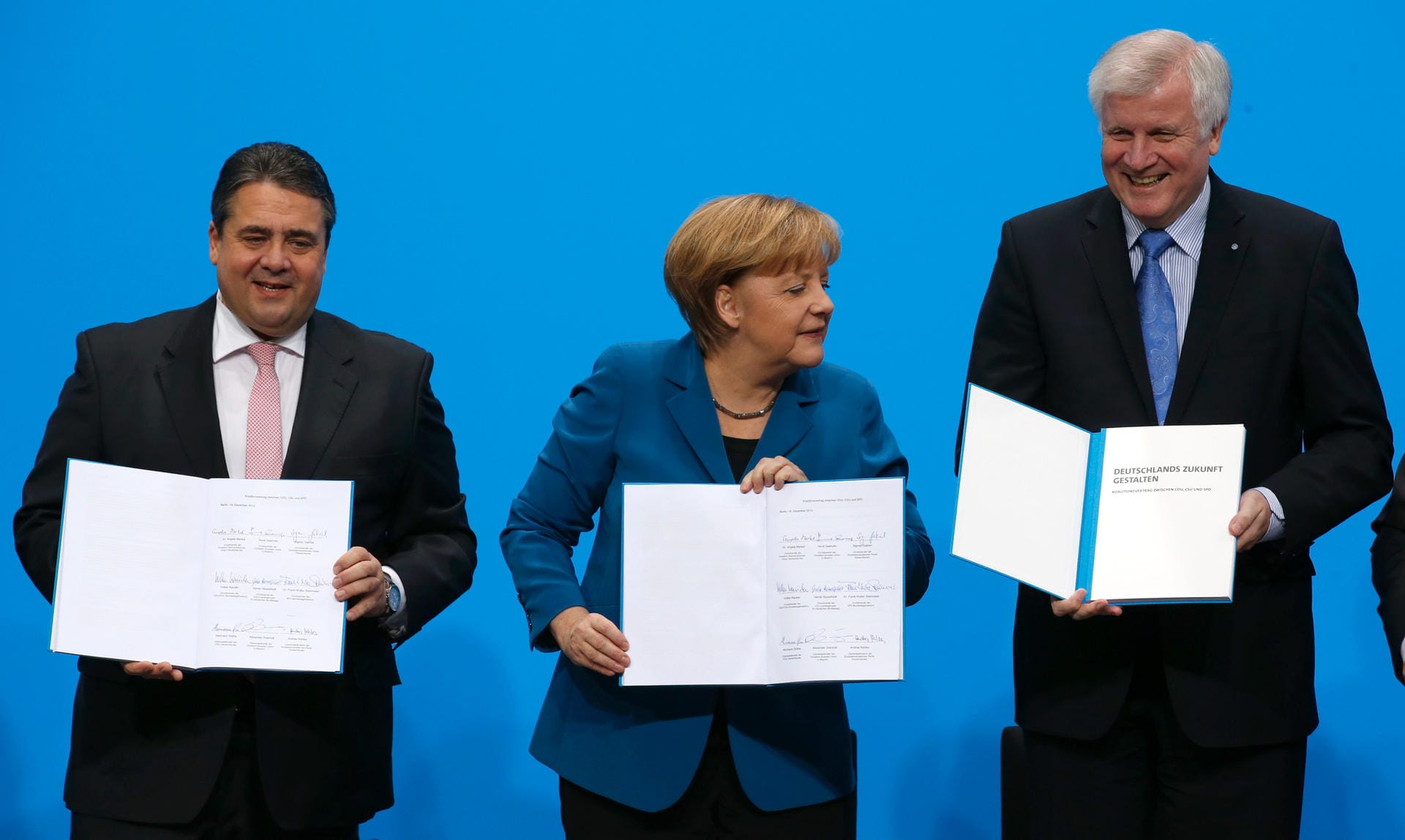 Vier Jahre später reicht es nur zu einer großen Koalition: Seehofer mit dem damaligen SPD-Chef Sigmar Gabriel und Kanzlerin Merkel bei der Präsentation des Koalitionsvertrags.