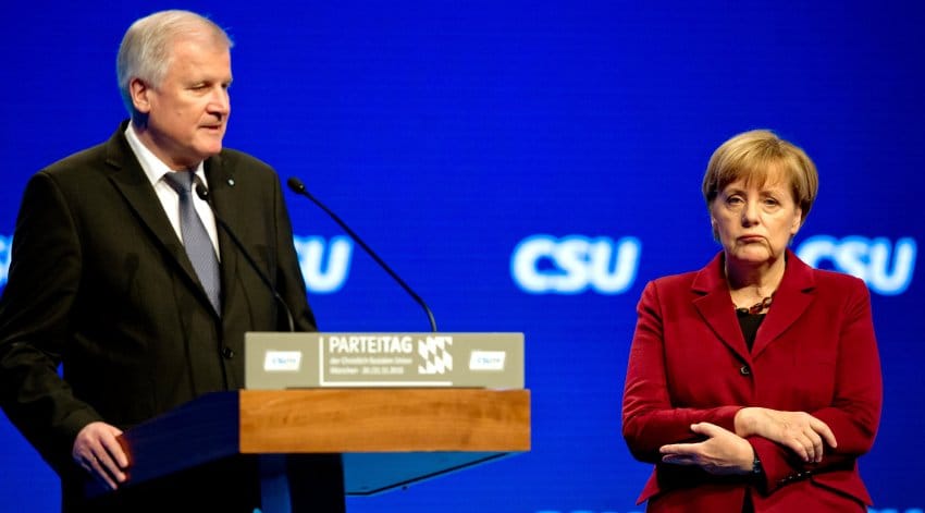 Seehofer lässt schon wenige Wochen nach der Zuspitzung der Flüchtlingskrise auf dem CSU-Parteitag im November 2015 Merkel seine Ablehnung spüren. Wie eine Schülerin tadelt er sie auf der Bühne, ihr Auftritt wird zu einer Demütigung.