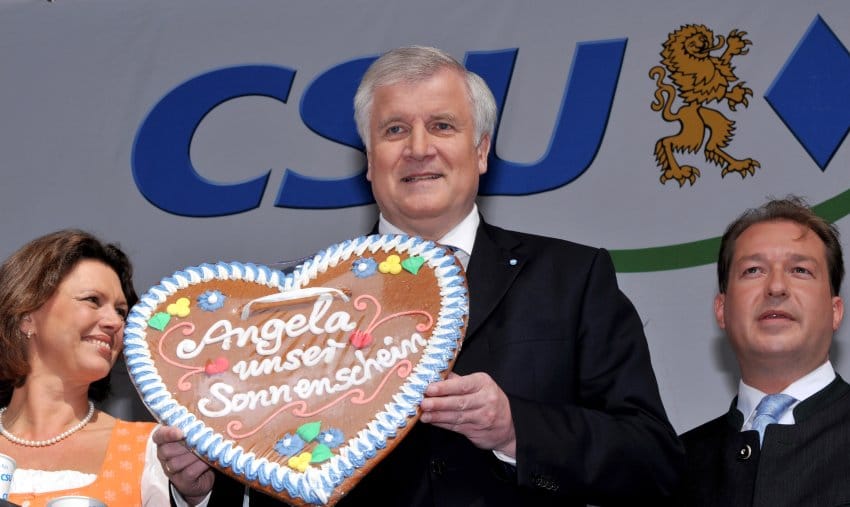 Bei der Abschlusskundgebung zu der Wahl zeigte Seehofer öffentlich Herz für Angela, den "Sonnenschein". CDU und CSU holten ihr jeweils schlechtestes seit der ersten Bundestagswahl 1949, konnten aber mit der FDP regieren.