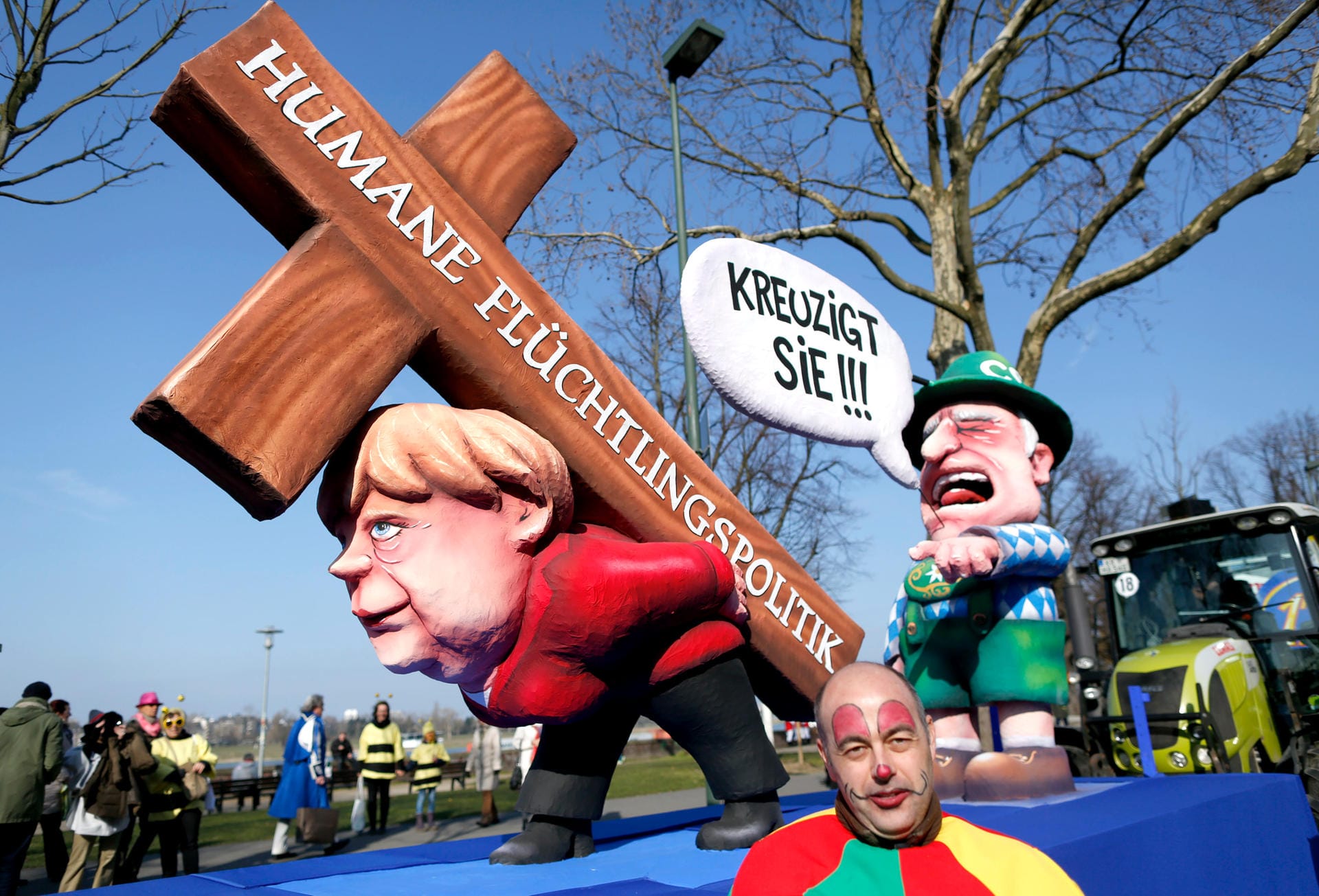 Im Karneval 2016 bringen die Narren in Düsseldorf den Konflikt Seehofer-Merkel schon überdeutlich auf den Punkt.