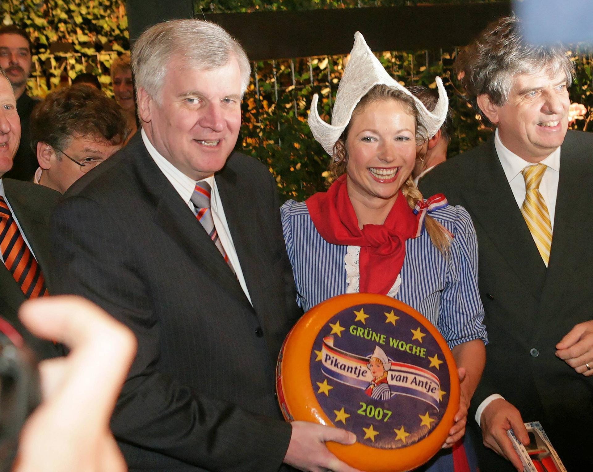 Käse: Von November 2005 an war Seehofer auf Drängen Stoibers in Merkels Kabinett Landwirtschaftsminister. Da gehört der Besuch der "Grünen Woche" in Berlin mitsamt Verkostung dazu.