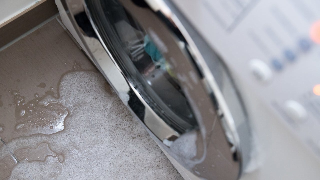 Läuft die Waschmaschine aus, ist das in der Regel ein Fall für den Versicherer.