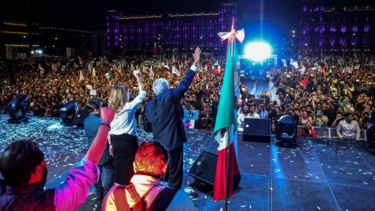 Obrador feiert seinen Wahlerfolg auf dem Plaza de la Constitucion.