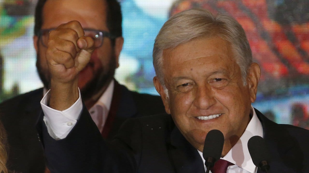 Präsidentschaftskandidat Andres Manuel Lopez Obrador spricht zu seinen Unterstützern nach dem Wahlsieg.
