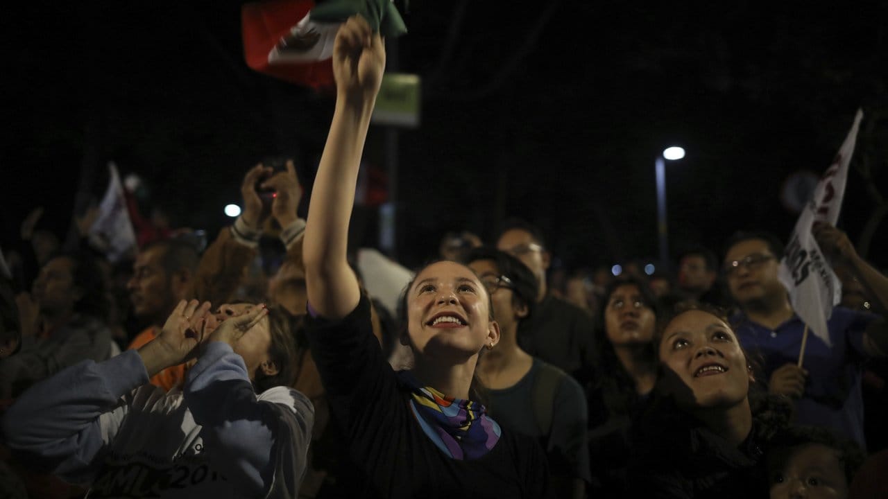 Eine Unterstützerin von Obrador jubelt auf Plaza de la Constitución.