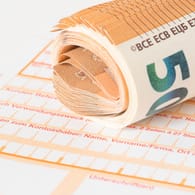 Überweisungsträger und Euro-Noten: Für Auslandsüberweisungen können Gebühren fällig werden. Ob und in welcher Höhe hängt von einigen Bedingungen ab.