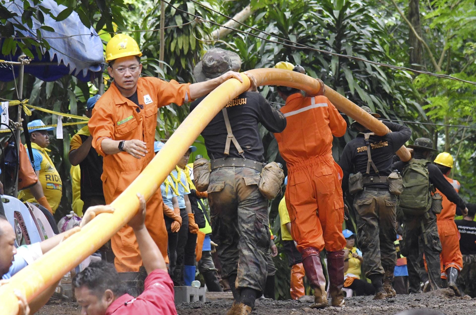 Einsatzkräfte leiten Wasser aus der Höhle, in der die Gruppe und ihre Trainer gefangen waren.