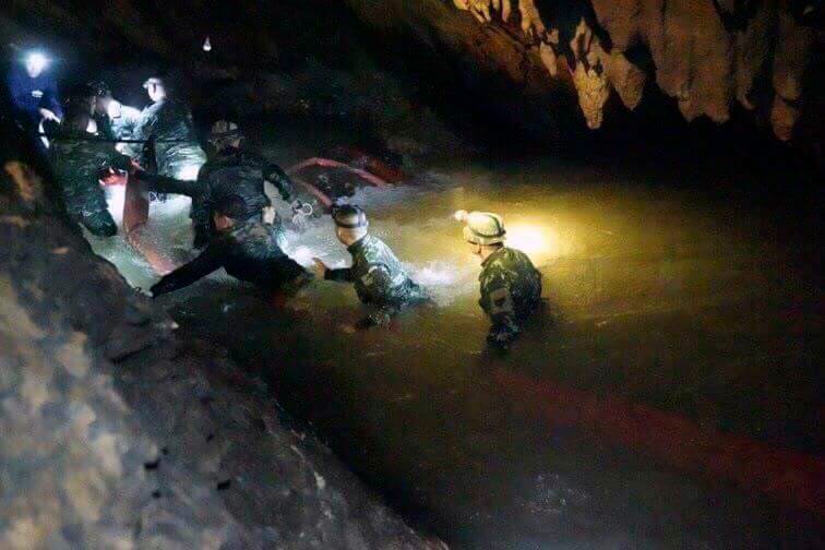 Eine Suchmannschaft betritt die Höhle, in der sich das Team aufhielt.