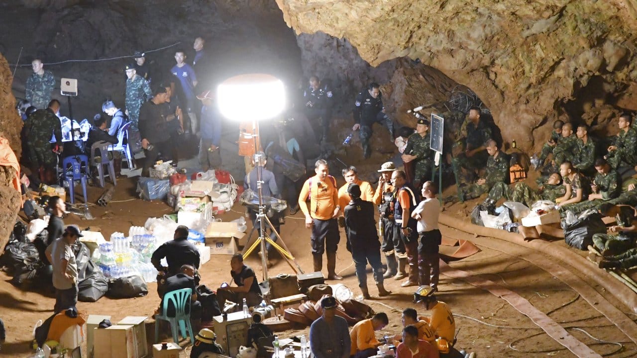 Suchmannschaften und Einsatzkräfte haben sich in einer Höhle eine Kommandozentrale aufgebaut. Suchmannschaften und Einsatzkräfte haben sich in einer Höhle eine Kommandozentrale aufgebaut.