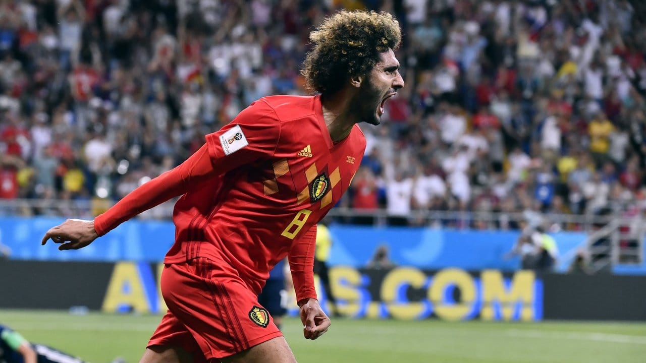 Der Belgier Marouane Fellaini hat das Tor zum 2:2 erzielt und läuft jübelnd über das Spielfeld.