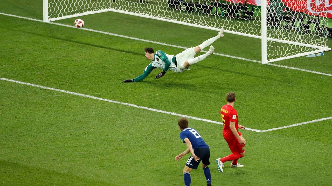 Genki Haraguchi (unten) erzielt das Tor zum 1:0 für Japan gegen Belgien.