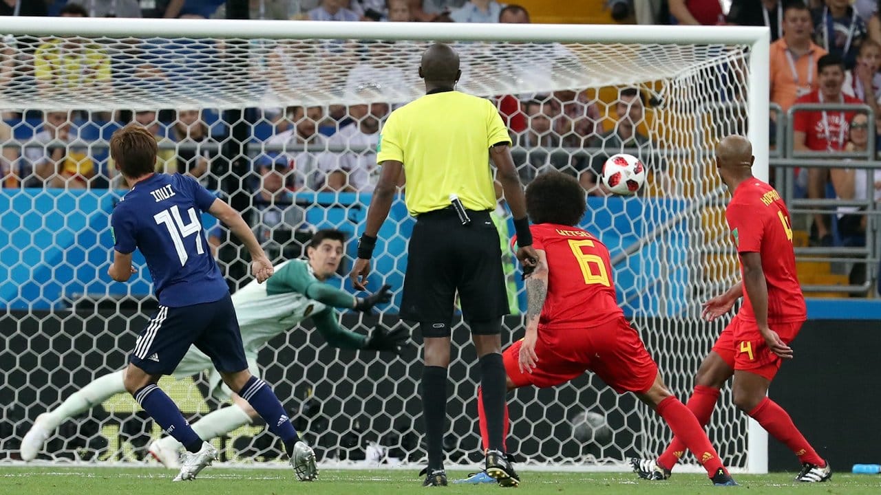 Belgiens Torwart Thibaut Courtois (hinten) kann auch das Tor zum 0:2 durch Japans Takashi Inui (l) nicht verhindern.