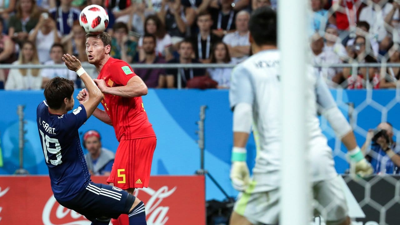 Aus der Distanz erzielt der Belgier Jan Vertonghen (M) mit einem hohen Kopfball den Treffer zum 1:2-Anschluss gegen Japan.