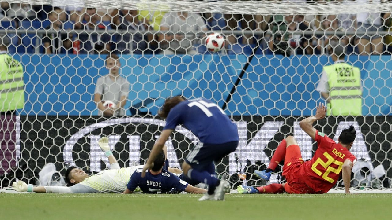 Nacer Chadli (r) erzielt den entscheidenden Treffer zum 3:2 gegen Japans Torwart Eiji Kawashima (l).