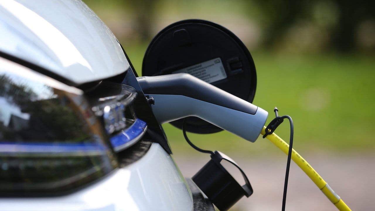 Strom tanken, zapfen oder laden? Wie auch immer. Strom tanken, zapfen oder laden? Wie auch immer.