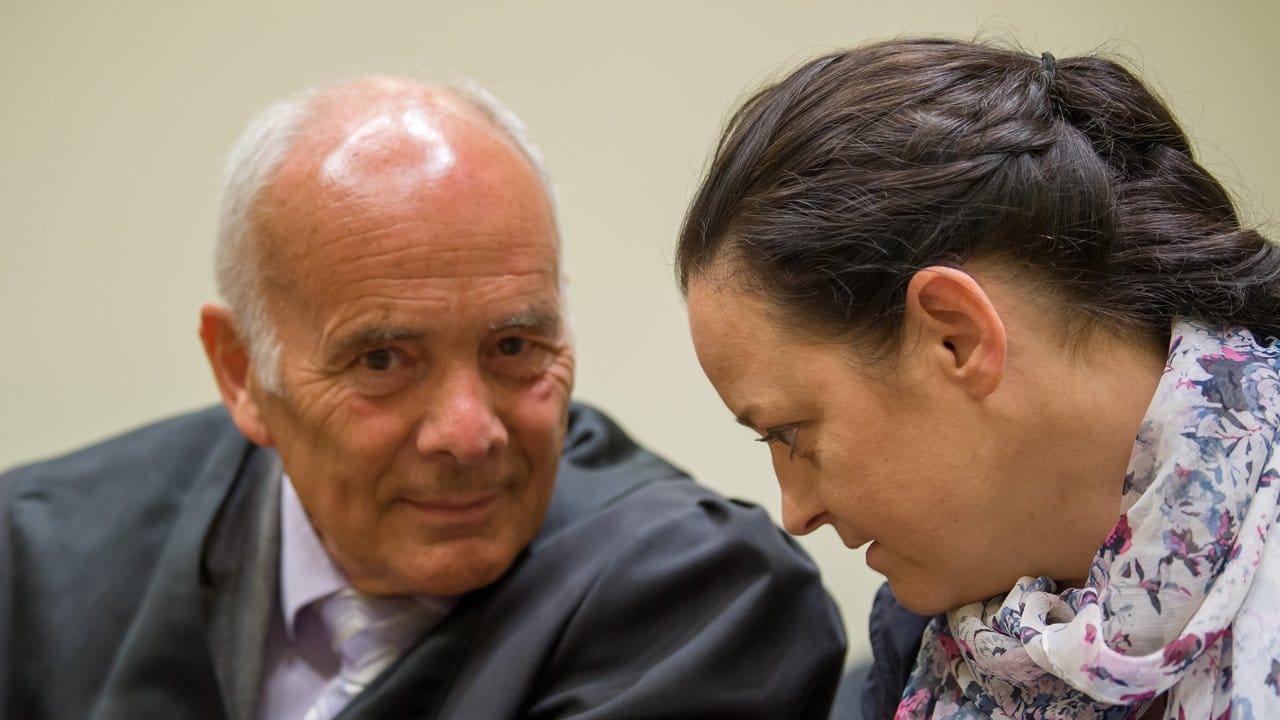 Beate Zschäpe spricht mit ihrem Anwalt Hermann Borchert.