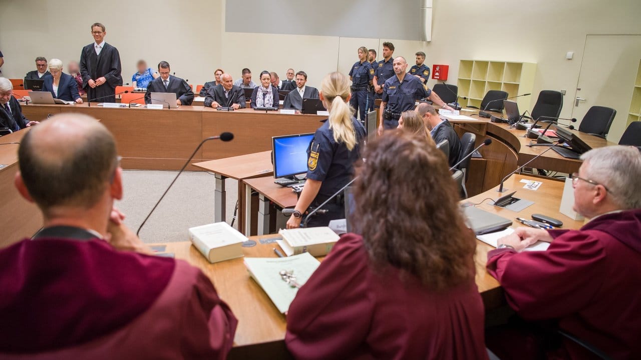 Im Münchner NSU-Prozess werden Zschäpe und vier mitangeklagte mutmaßliche Helfer des "Nationalsozialistischen Untergrunds" für ihre Schlussworte aufgerufen.