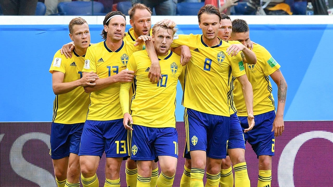 Schwedens Spieler bejubeln das 1:0 gegen die Eidgenossen. Schwedens Spieler bejubeln das 1:0 gegen die Eidgenossen.