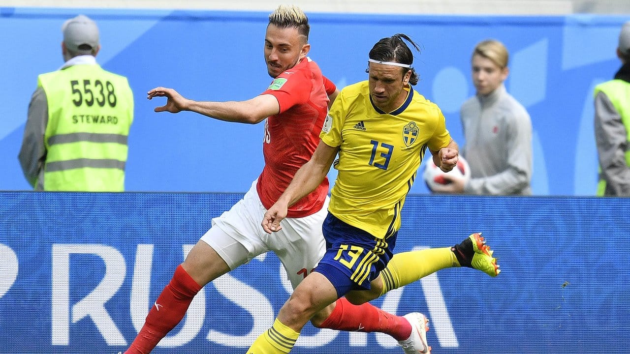 Schwedens Gustav Svensson (r) kämpft mit Josip Drmic aus der Schweiz um den Ball. Schwedens Gustav Svensson (r) kämpft mit Josip Drmic aus der Schweiz um den Ball.