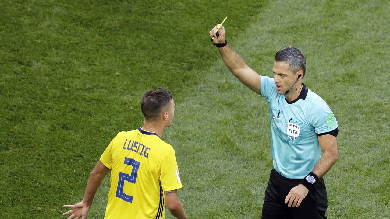 Der slowenische Schiedsrichter Damir Skomina (r) zeigt Schwedens Mikael Lustig die Gelbe Karte. Der slowenische Schiedsrichter Damir Skomina (r) zeigt Schwedens Mikael Lustig die Gelbe Karte.