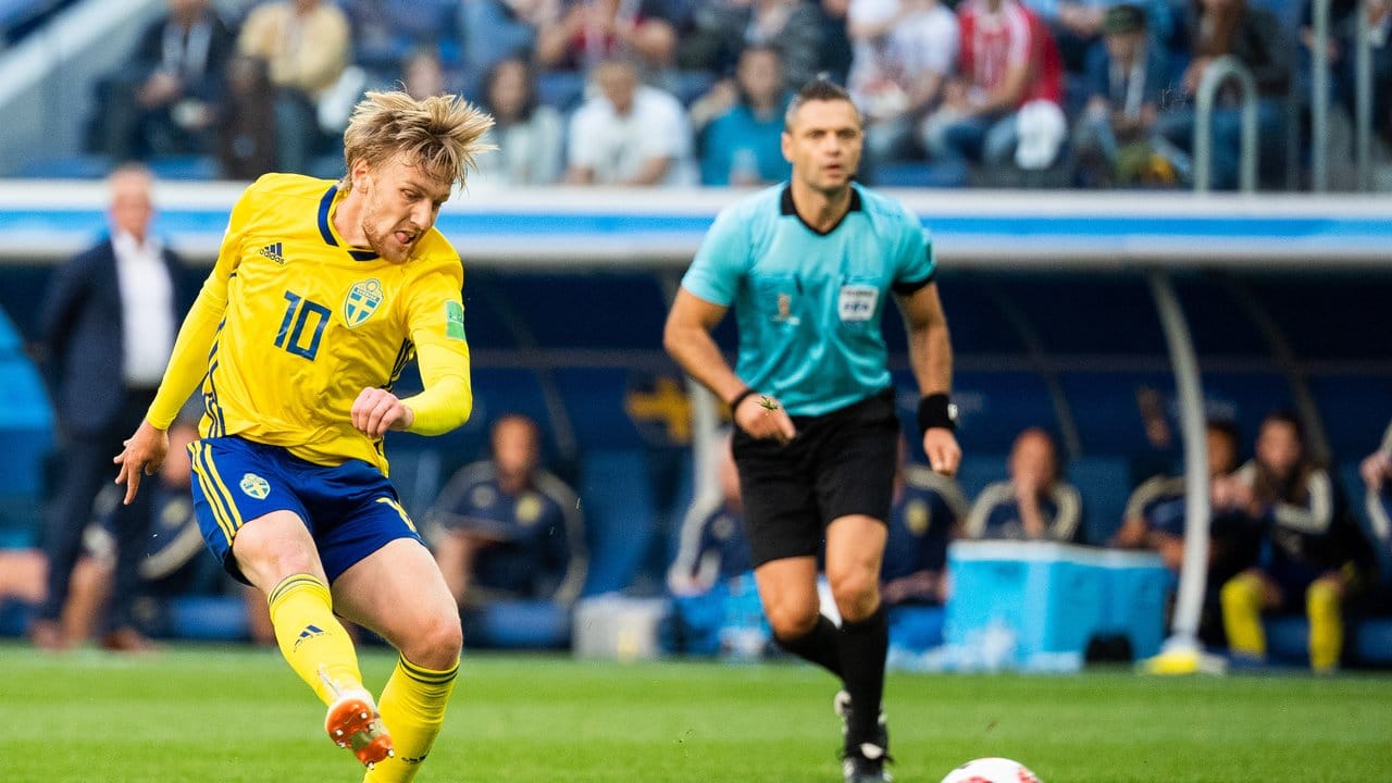 Emil Forsberg schießt das Tor zur 1:0-Führung für Schweden. Emil Forsberg schießt das Tor zur 1:0-Führung für Schweden.