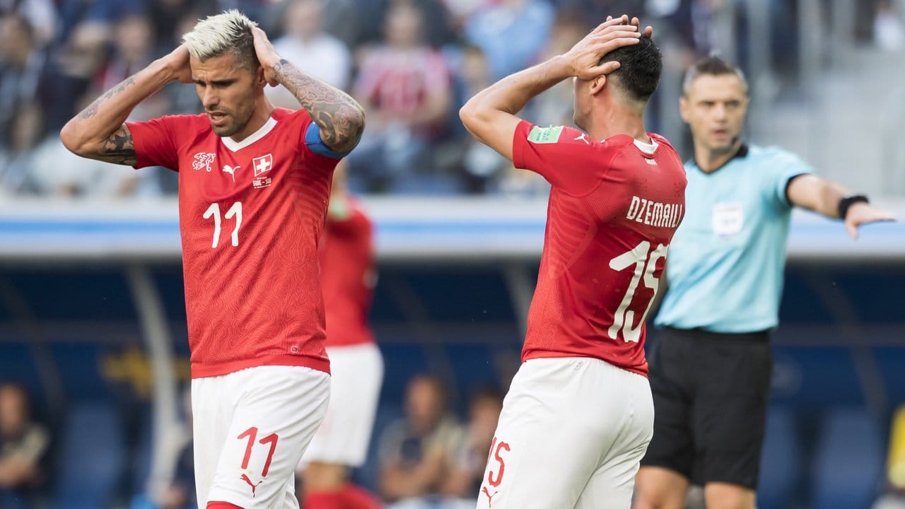 Die Schweizer Valon Behrami (l) und Blerim Dzemaili hadern mit einer vergebenen Torchance. Die Schweizer Valon Behrami (l) und Blerim Dzemaili hadern mit einer vergebenen Torchance.