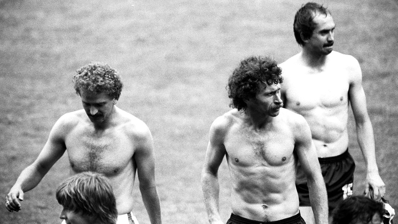 Bei der WM 1982 hatte in Gijon nach der Partie keiner der Spieler mehr sein Trikot an: Herbert Prohaska aus Österreich(l) und die beiden Deutschen Paul Breitner (M) und Uli Stielike. Bei der WM 1982 hatte in Gijon nach der Partie keiner der Spieler mehr sein Trikot an: Herbert Prohaska aus Österreich(l) und die beiden Deutschen Paul Breitner (M) und Uli Stielike.