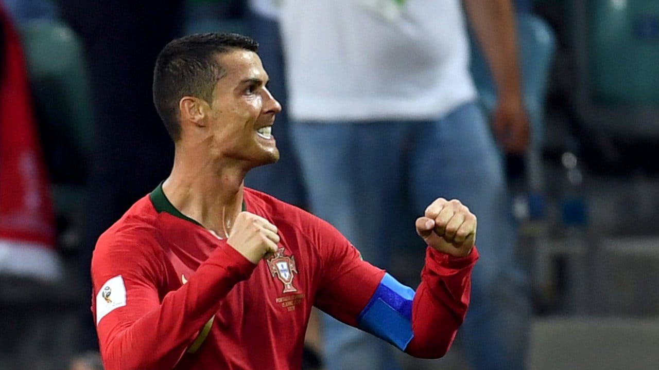 Das Trikot bleibt an: Cristiano Ronaldo, der sonst gern seinen gestählten Körper vorzeigt, bleibt bei der WM beim Torjubel angezogen. Das Trikot bleibt an: Cristiano Ronaldo, der sonst gern seinen gestählten Körper vorzeigt, bleibt bei der WM beim Torjubel angezogen.