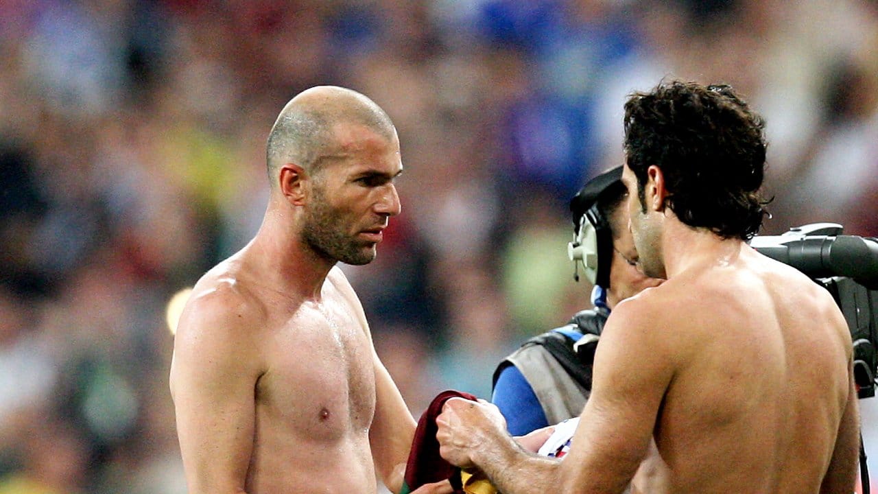 Trikottausch bei der WM 2006: Der Franzose Zinedine Zidane (l) und Portugals Luis Figo. Trikottausch bei der WM 2006: Der Franzose Zinedine Zidane (l) und Portugals Luis Figo.