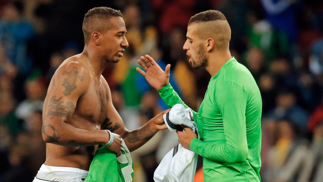 Jerome Boateng (l) und der Algerier Islam Slimani tauschen nach dem Spiel ihre Trikots. Jerome Boateng (l) und der Algerier Islam Slimani tauschen nach dem Spiel ihre Trikots.