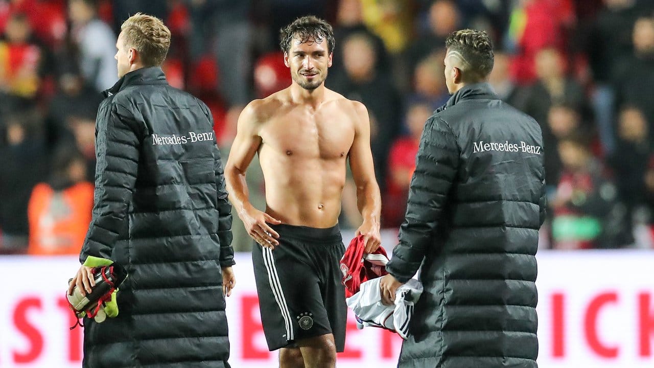 Mats Hummels (M) geht nach dem WM-Qualifikationsspiel gegen Tschechien und seinem Trikottausch mit nacktem Oberkörper übers Spielefeld. Mats Hummels (M) geht nach dem WM-Qualifikationsspiel gegen Tschechien und seinem Trikottausch mit nacktem Oberkörper übers Spielefeld.