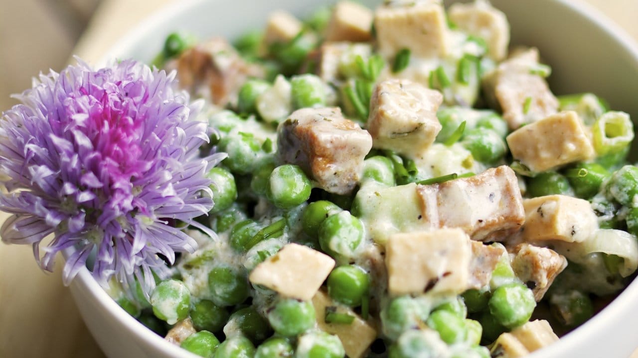 Auch Vegetarier müssen nicht auf Gulasch verzichten: Mit Tofu und Erbsen wird daraus ein leichtes Gericht.