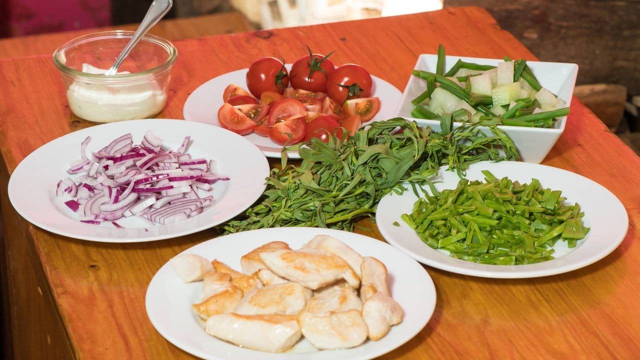 Viel Gemüse und Perlhuhn statt Rind oder Schwein: So wird aus dem klassischen, deftigen Wintergericht eine leichte Sommerspeise.